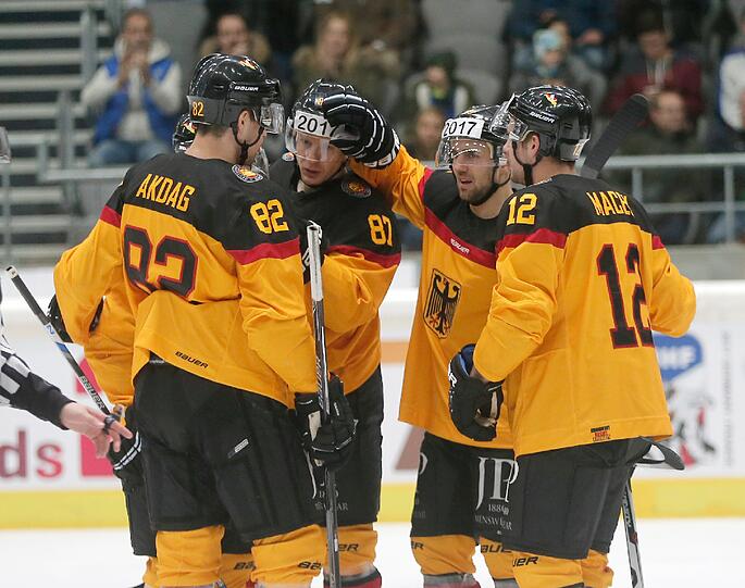 Das DEB-Team bejubelt ein Tor gegen die Slowakei beim Deutschland-Cup 2015.