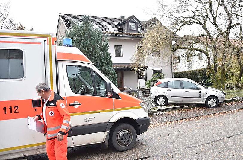 Der Mann fuhr mit seinem Focus erste einen Stromkasten kaputt, danach drehte er sich und landete im gegenüberliegenden Vorgarten.