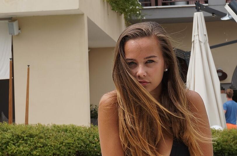 Janine ist 17 Jahre alt, 1,67m groß, wohnt in München und macht eine Ausbildung als Bankkauffrau.