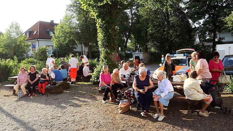 Anwohner, die nicht bei Angehörigen oder Freunden untergekommen sind, werden unter der Obhut des Roten Kreuzes auf dem Schulgelände an der Grandlstraße betreut.