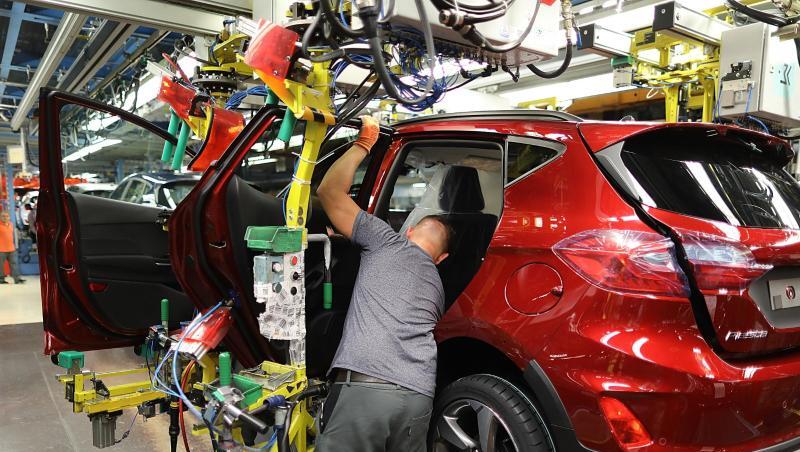 Ein Mitarbeiter baut im Ford-Werk in Köln eine Tür in einen Ford Fiesta ein. Ein Mitarbeiter baut im Ford-Werk in Köln eine Tür in einen Ford Fiesta ein.