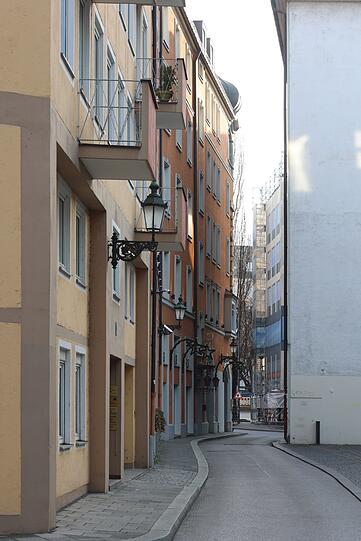 Pflugstraße: Blick nach vorne links zum 530 Jahre alten Hotel Torbräu.