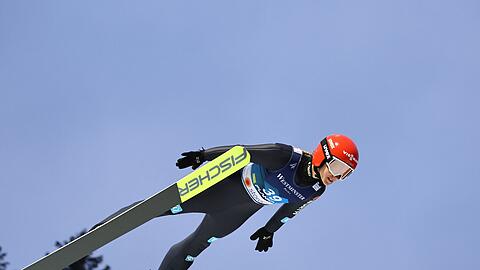 Skispringerin Katharina Althaus während eines Sprungs in Planica.