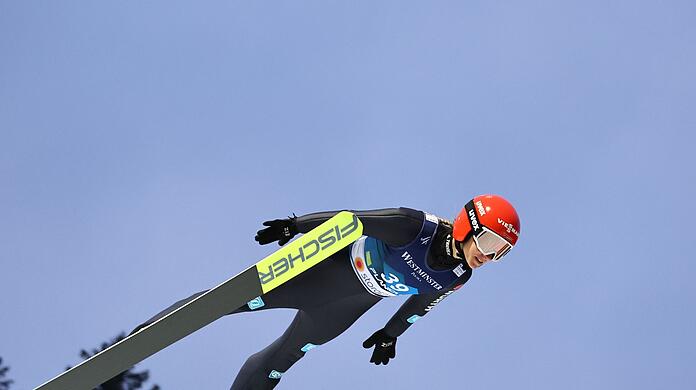 Skispringerin Katharina Althaus während eines Sprungs in Planica.