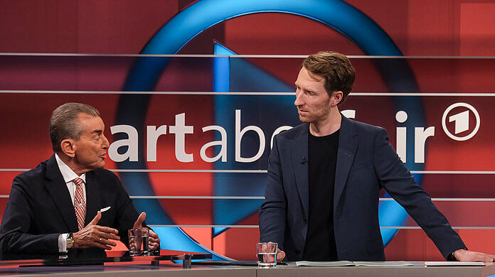 Hart aber fair"-Moderator Louis Klamroth (rechts) hatte seine Probleme damit, Michel Friedmann in seinem Redefluss zu unterbrechen.