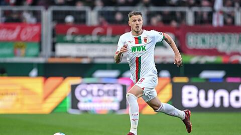 Fußball: Bundesliga, FC Augsburg - TSG 1899 Hoffenheim, 11. Spieltag, WWK-Arena. Augsburgs Jeffrey Gouweleeuw in Aktion.