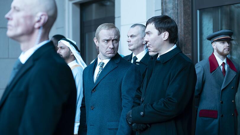 Dann ist Putin (Jude Law) zum G 20 Gipfel nach Washington eingeladen und erlebt mit seinem Berater (Paul Dano), wie er am Straßenrand warten muss, weil alles gesperrt ist, wenn der US-Präsident durch die Stadt eskortiert wird. Dann ist Putin (Jude Law) zum G 20 Gipfel nach Washington eingeladen und erlebt mit seinem Berater (Paul Dano), wie er am Straßenrand warten muss, weil alles gesperrt ist, wenn der US-Präsident durch die Stadt eskortiert wird.