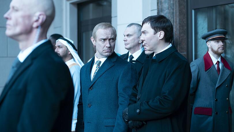 Dann ist Putin (Jude Law) zum G 20 Gipfel nach Washington eingeladen und erlebt mit seinem Berater (Paul Dano), wie er am Straßenrand warten muss, weil alles gesperrt ist, wenn der US-Präsident durch die Stadt eskortiert wird. Dann ist Putin (Jude Law) zum G 20 Gipfel nach Washington eingeladen und erlebt mit seinem Berater (Paul Dano), wie er am Straßenrand warten muss, weil alles gesperrt ist, wenn der US-Präsident durch die Stadt eskortiert wird.