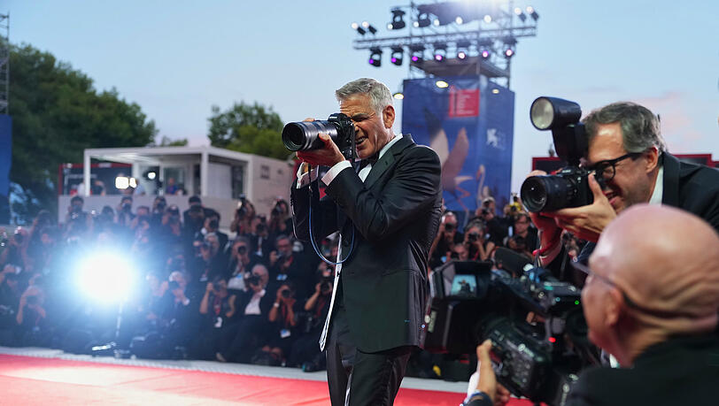 George Clooney greift zur Kamera eines Fotografen, nachdem er im Rahmen der 83. Ausgabe der Filmfestspiele von Venedig den Goldenen L&ouml;wen f&uuml;r sein Lebenswerk entgegengenommen hat.