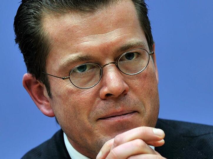 Bundeswirtschaftsminister Karl-Theodor zu Guttenberg während einer Pressekonferenz in Berlin.