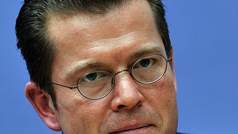 Bundeswirtschaftsminister Karl-Theodor zu Guttenberg während einer Pressekonferenz in Berlin.
