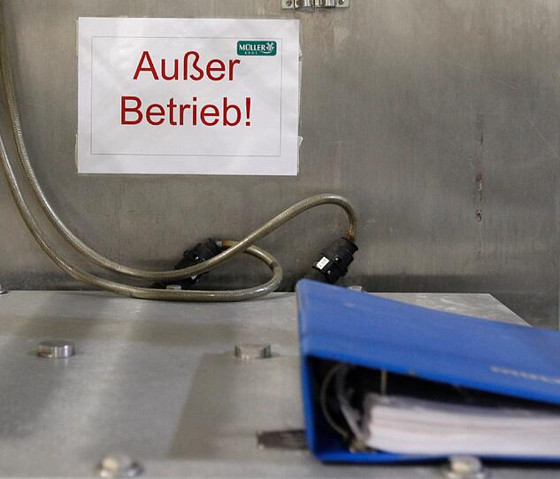 Mitarbeiter von Müller-Brot reinigen am Donnerstag (08.03.2012) im Produktionsgebäude der Müller-Brot GmbH in Neufahrn. Nach jahrelangen Hygieneproblemen hatten die Aufsichtsbehörden die Müller-Brot-Fabrik in Neufahrn bei München Ende Januar 2012 geschlossen. Wenige Wochen später meldete das Unternehmen Insolvenz an.