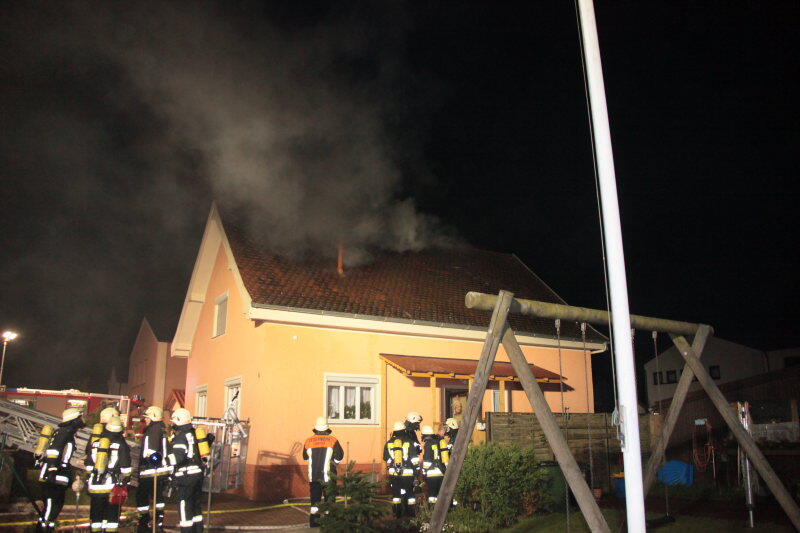 Ein Dachstuhl in Mettenheim steht in Flammen. Die Feuerwehr rückt mitten in der Nacht zum Löschen an. Die Bilder vom Einsatz.