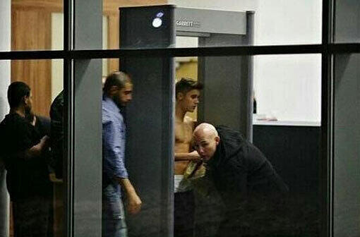 Ist er einfach so ein wahnsinnig heißer Kerl oder will er den Bibber-Bieber bei Minusgraden spielen? Auf dem Weg zu seinem Privatjet in Polen zeigt sich Justin Bieber am Dienstag oben ohne &ndash; obwohl es die Sicherheitskontrolle gar nicht verlangte.
