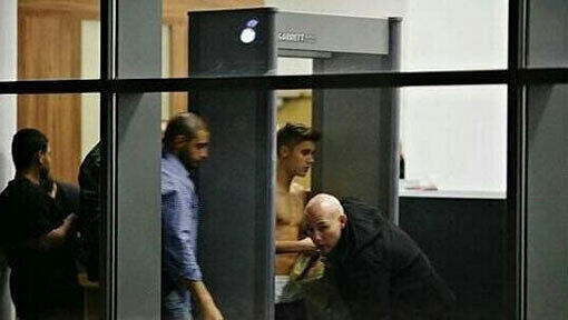 Ist er einfach so ein wahnsinnig heißer Kerl oder will er den Bibber-Bieber bei Minusgraden spielen? Auf dem Weg zu seinem Privatjet in Polen zeigt sich Justin Bieber am Dienstag oben ohne – obwohl es die Sicherheitskontrolle gar nicht verlangte. Ist er einfach so ein wahnsinnig heißer Kerl oder will er den Bibber-Bieber bei Minusgraden spielen? Auf dem Weg zu seinem Privatjet in Polen zeigt sich Justin Bieber am Dienstag oben ohne – obwohl es die Sicherheitskontrolle gar nicht verlangte.