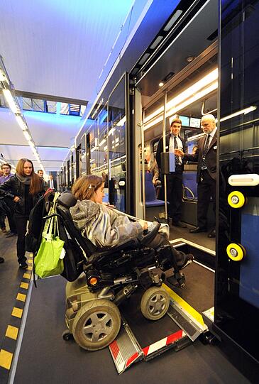 Die Hublifte im vorderen Bereich sind eine Hilfe für Rollstuhlfahrer.