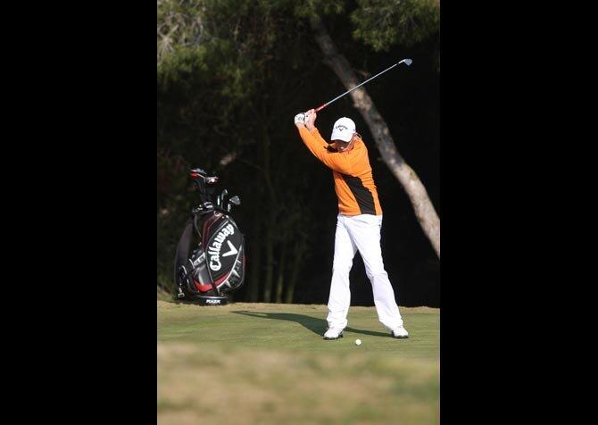 Der Two Planer hingegen leitet den Downswing mit aktiven Armen ein; . . .