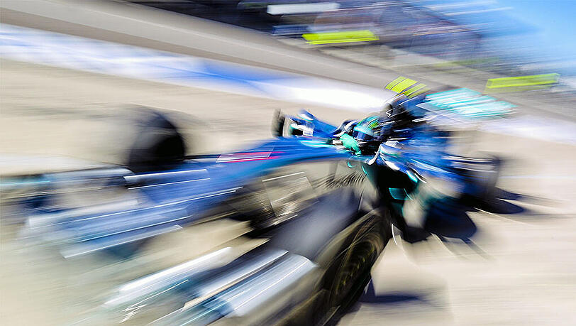 Vorerst bleibt in der Formel 1 alles beim Alten! Die Kommission konnte sich nicht auf eine neue Reform einigen. Vorerst bleibt in der Formel 1 alles beim Alten! Die Kommission konnte sich nicht auf eine neue Reform einigen.