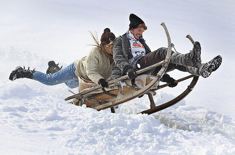 Ein Bild aus dem letzten Jahr. Teilnehmer des traditionellen Schalenggenrennens rasen die Piste hinunter. (Archivbild)