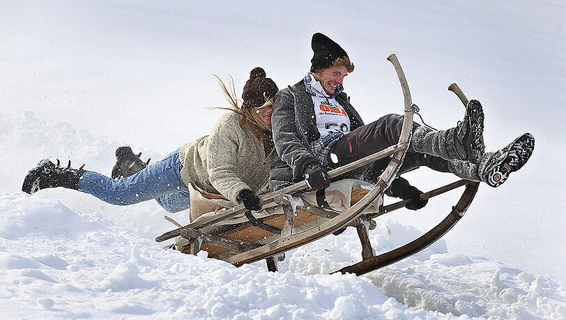 Ein Bild aus dem letzten Jahr. Teilnehmer des traditionellen Schalenggenrennens rasen die Piste hinunter. (Archivbild) Ein Bild aus dem letzten Jahr. Teilnehmer des traditionellen Schalenggenrennens rasen die Piste hinunter. (Archivbild)