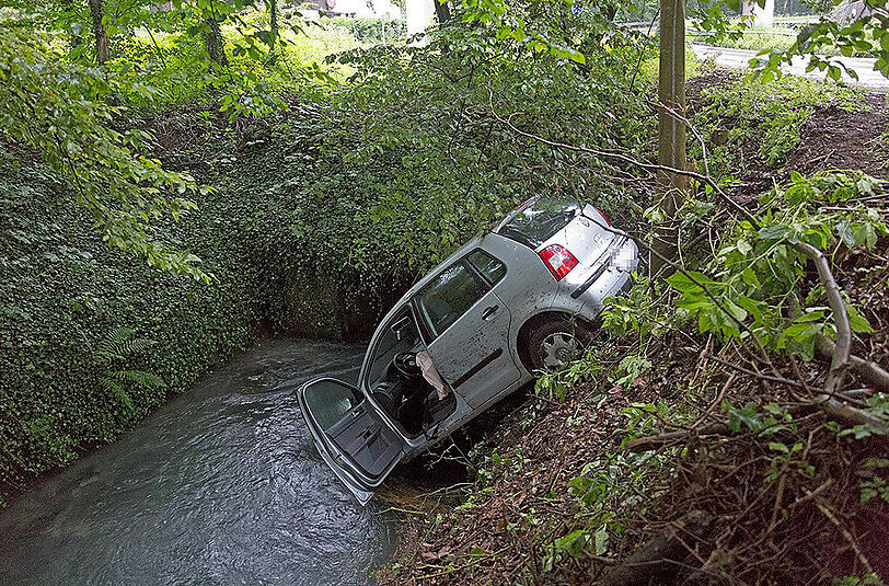 Das Auto der 18-Jährigen kam erst im Flussbett zum Stillstand.