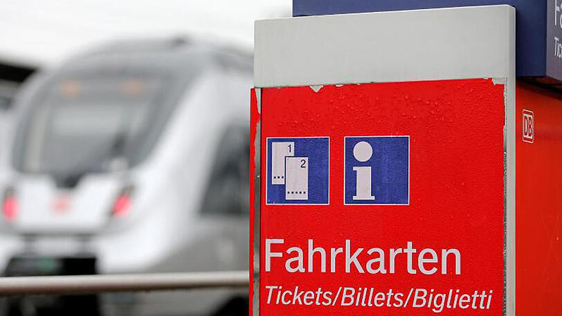 Ein Fahrkartenautomat der Bahn. Zugfahren ohne klassische Fahrkarte nimmt weiter zu.