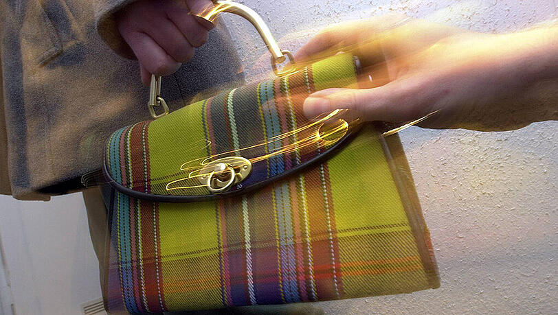 Der 66-Jährigen wurde die Handtasche geraubt. (Symbolbild) Der 66-Jährigen wurde die Handtasche geraubt. (Symbolbild)