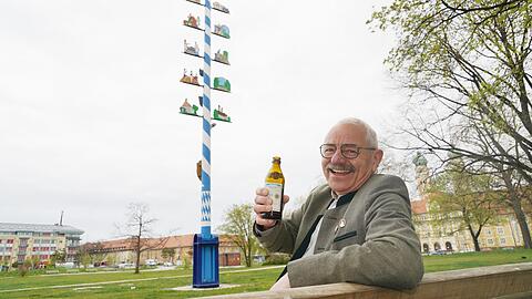 Otto Seidl hat sogar eine Bank vorm Sendlinger Maibaum spendiert bekommen - "damit ich ihn mir anschauen kann, bis wieder was los is".