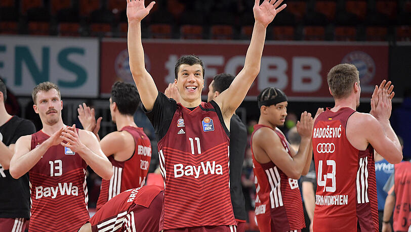Die Spieler des FC Bayern Muenchen Basketball jubeln nach Spielende. Die Spieler des FC Bayern Muenchen Basketball jubeln nach Spielende.