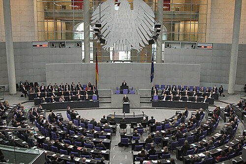 Der Deutsche Bundestag: 612 Abgeordnete sitzen im Parlament.