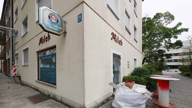 Im Fenster ist das Rollo geschlossen, auch die Eingangstür ist zu. Im Sommer aber wird der kleine Laden wohl neu vermietet. Gern: wieder an ein Lebensmittelgeschäft. Im Fenster ist das Rollo geschlossen, auch die Eingangstür ist zu. Im Sommer aber wird der kleine Laden wohl neu vermietet. Gern: wieder an ein Lebensmittelgeschäft.