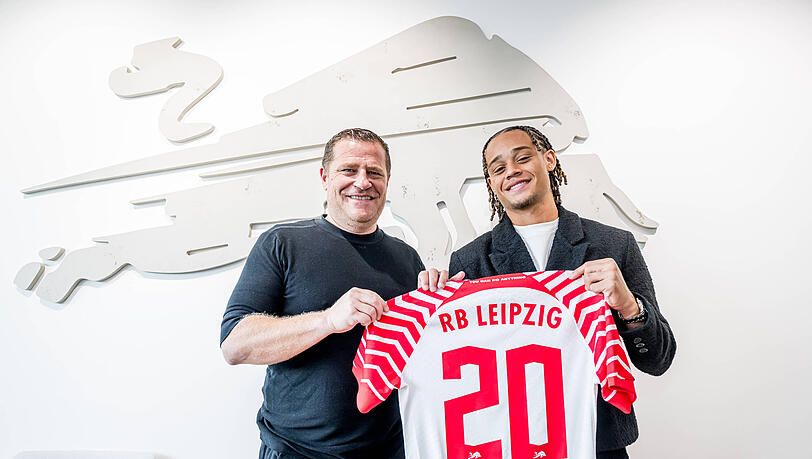 Max Eberl (l.) war bereits federführend an der Leihe von Xavi Simons (r.) nach Leipzig beteiligt und kennt daher alle Vertragsdetails des Niederländers. Kommt es zum Wiedersehen in München?