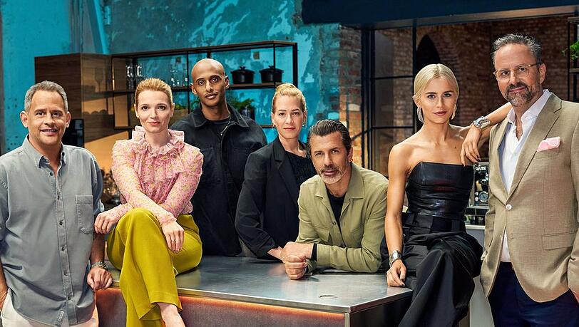 Speisen gemeinsam im "Dinner Club": Moritz Bleibtreu, Karoline Herfurth , Tedros "Teddy" Teclebrhan, Franka Potente, Andreas Caminada, Caro Daur und Kurt Krömer (v.l.n.r.).