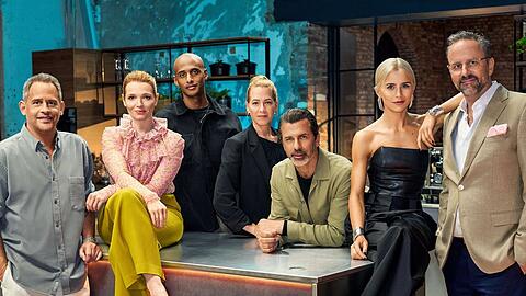 Speisen gemeinsam im "Dinner Club": Moritz Bleibtreu, Karoline Herfurth , Tedros "Teddy" Teclebrhan, Franka Potente, Andreas Caminada, Caro Daur und Kurt Krömer (v.l.n.r.).