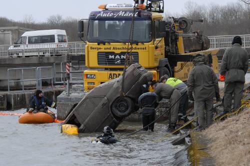 Bergung:  Der Mercedes des seit 2001 vermissten Landwirts wird aus der Donau gezogen - mit den sterblichen Überresten von Rudi R.