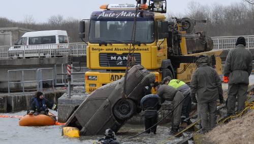 Bergung: Der Mercedes des seit 2001 vermissten Landwirts wird aus der Donau gezogen - mit den sterblichen Überresten von Rudi R. Bergung: Der Mercedes des seit 2001 vermissten Landwirts wird aus der Donau gezogen - mit den sterblichen Überresten von Rudi R.