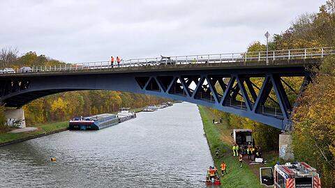 Eine Boie markiert den Ort, an dem das Wrack im Mittellandkanal lag. Bis zu seiner Bergung war der Schiffsverkehr unterbrochen.