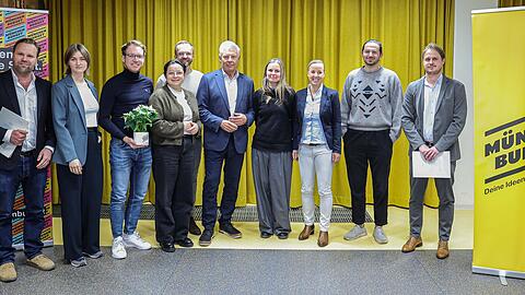 Oberbürgermeister Dieter Reiter mit den Gewinnerinnen und Gewinnern des München Budgets 2025.