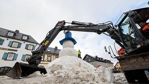 Sogar ein Bagger kommt zum Einsatz.