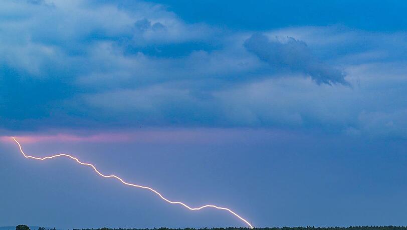 Auch für Mittwoch sagt der DWD Gewitter an. (Archivbild) Auch für Mittwoch sagt der DWD Gewitter an. (Archivbild)