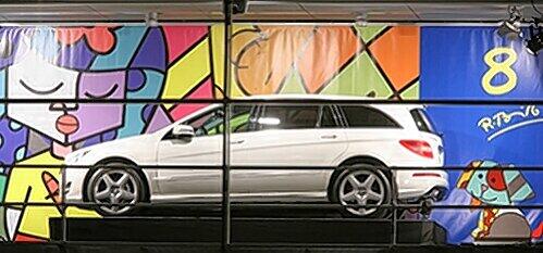Das Fenster vom 8. Dezember: Eine Mercedes R-Klasse mit dem Romero Britto-Werk namens &ldquo;Goog dog&rdquo;.