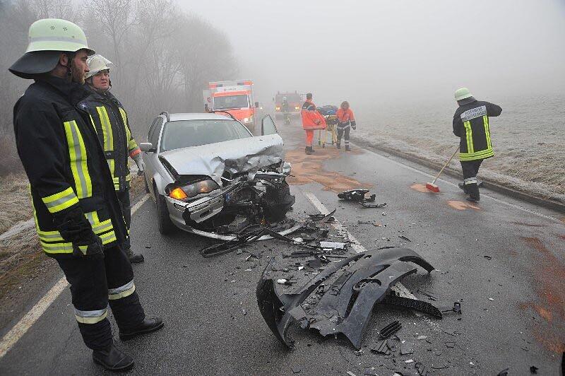 Bei einem Glatteisunfall in Katzenbach, in der Nähe von Dorfen, sind mehrere Personen schwer verletzt worden. Unter den Verletzten war auch ein Kleinkind.