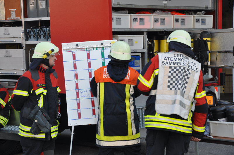 Feuerwehreinsatz in Eggenfelden: Am Sonntagmorgen brach in einer Wohnung plötzlich ein Feuer aus.