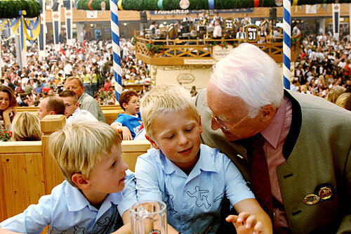 "... und ich weiß, was es bedeutet, Mutter von drei kleinen Kindern zu sein."