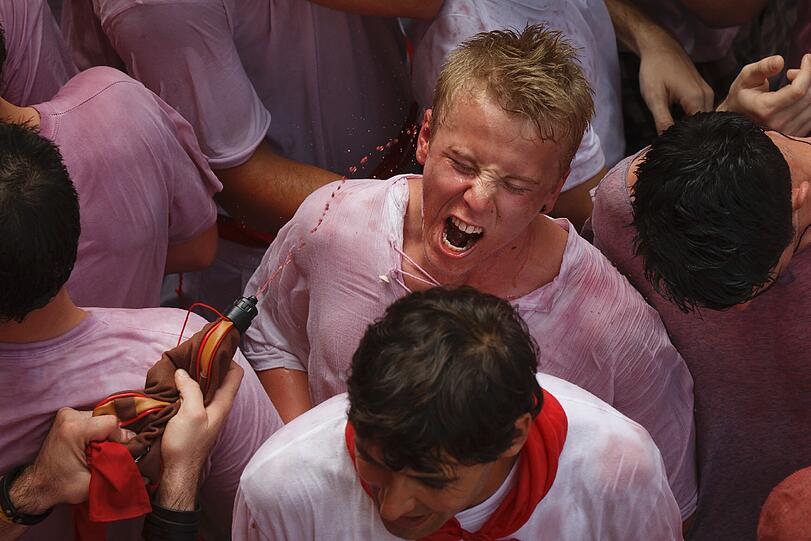 Busen, Bullen und Proteste: Das San Fermines Festival in Pamplona gehört ohne Zweifel zu den wildesten und verrücktesten Volksfesten der Welt - sehen Sie hier die besten Bilder.