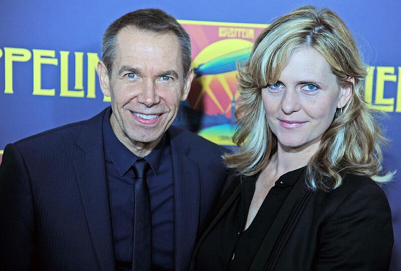 ist mit ihrem Mann angereist: dem Künstler Jeff Koons.