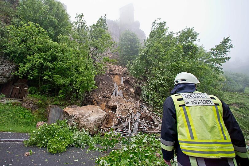 300 Tonnen Steine und Geröll sind in Neuhaus an der Pegnitz vom Burgfelsen ins Tal gestürzt und haben ein Haus beschädigt. Verletzt wurde zum Glück niemand.