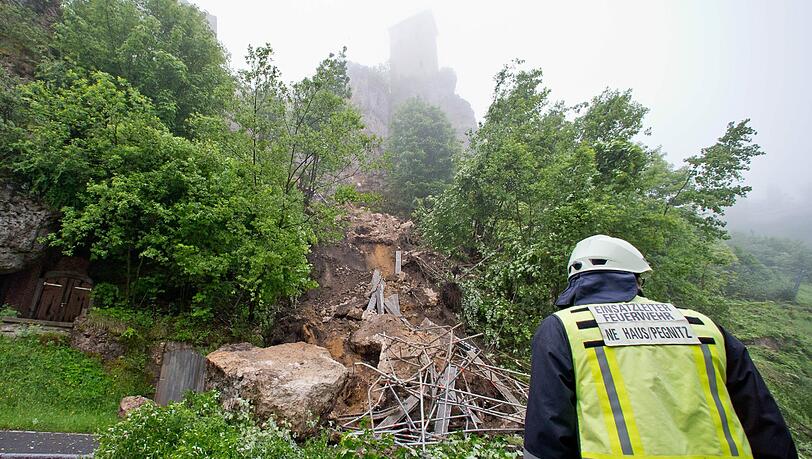 300 Tonnen Steine und Geröll sind in Neuhaus an der Pegnitz vom Burgfelsen ins Tal gestürzt und haben ein Haus beschädigt. Verletzt wurde zum Glück niemand. 300 Tonnen Steine und Geröll sind in Neuhaus an der Pegnitz vom Burgfelsen ins Tal gestürzt und haben ein Haus beschädigt. Verletzt wurde zum Glück niemand.