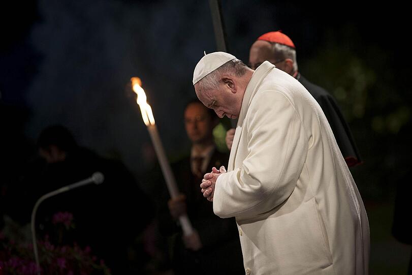 Gläubige beten gemeinsam mit dem Papst den Kreuzweg - die Bilder.