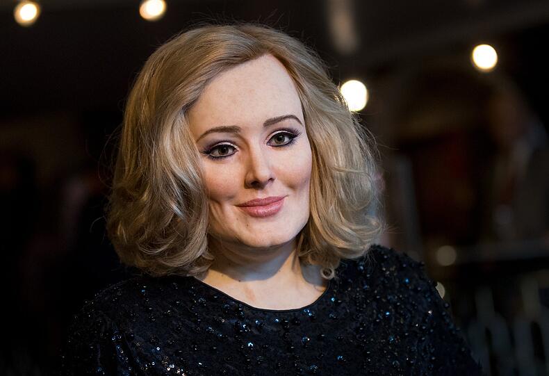 Nein, es handelt sich hier um keine Figur aus einem Horrorfilm, sondern um die Wachsfigur von Sängerin Adele.